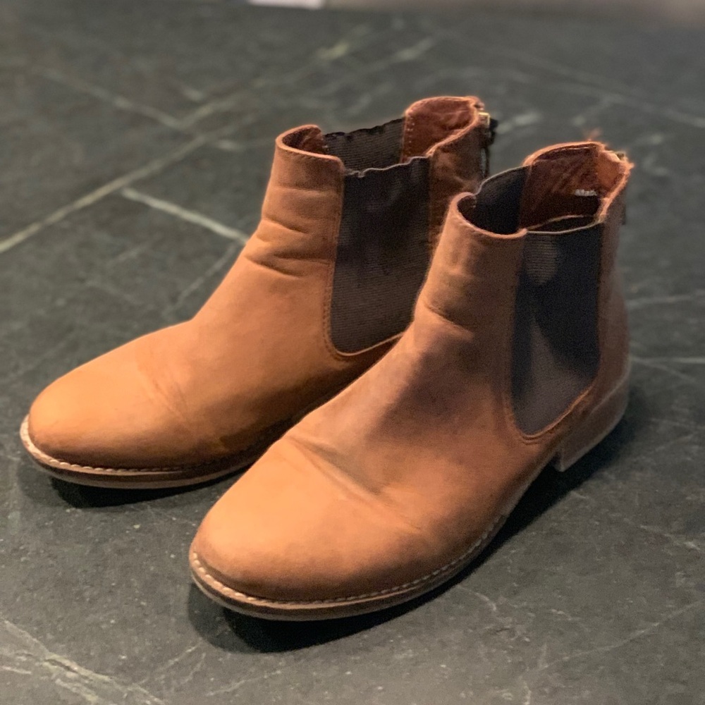 CLARKS | Tan Chelsea Ankle Height Boots | Sz 8